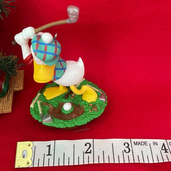 Donald Duck Golfing Hallmark Ornament - Picture 4 of 5